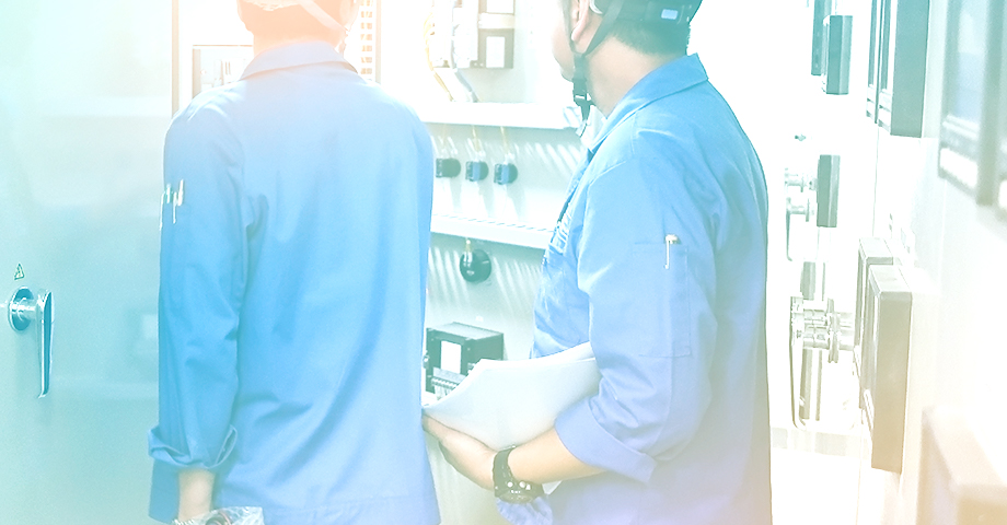 電気工事をしている従業員のイメージ